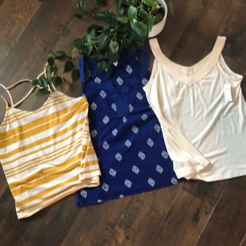 OLD NAVY UNIVERSAL THRED GAP NWT Sz M 3 pack spaghetti strap cami layering tops